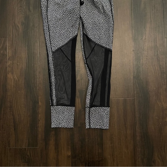 Lululemon Hit It 7/8 Tight 25 “ in Frozen Fizz 4 - Picture 6 of 9